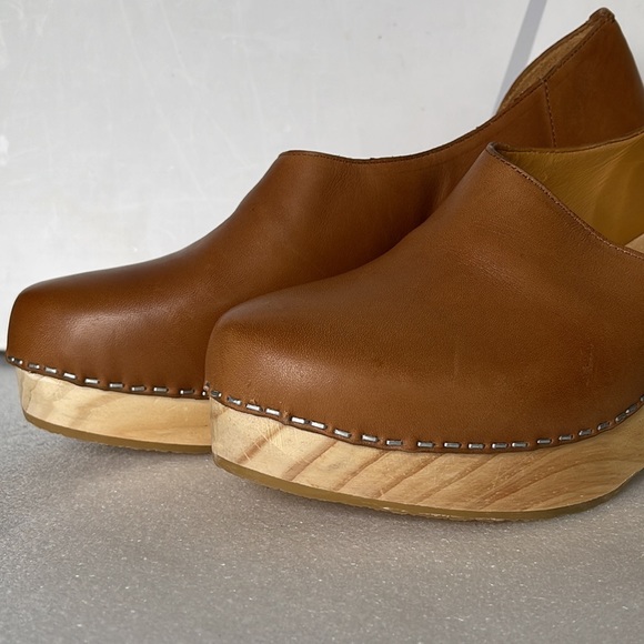 Free People Monroe Luggage Brown Cut Out Side Wood Heels Women’s Clogs Size: 38 - Picture 15 of 15